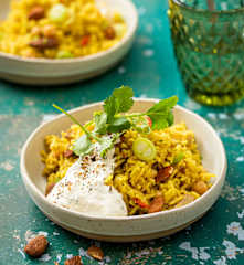 Persisches Pilaw mit Masala-Joghurt