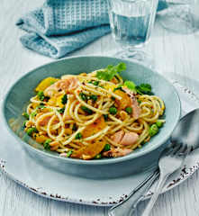 Orangen-Spaghetti mit Lachs