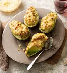 Aguacates rellenos de pavo y queso