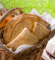 Empanadilla XXL con pisto y atún