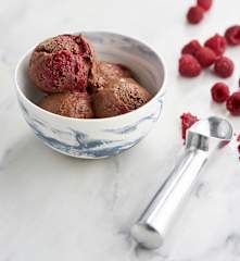 Gelado de chocolate e framboesa