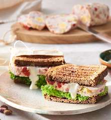 Fiambre de pavo, piquillo y pistachos