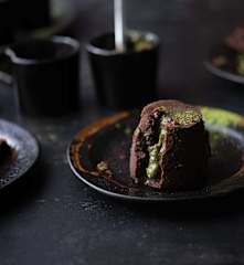 Płynące ciastka czekoladowe z herbatą matcha (lava cakes)