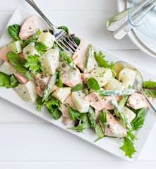 Sałatka z łososiem, szparagami i młodymi ziemniakami