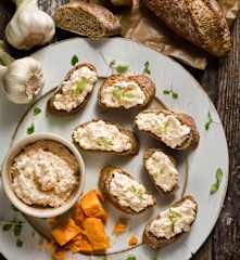 Pomazánka s čedarem a česnekem