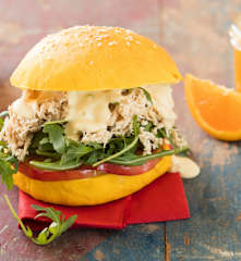 Pulled Chicken in Süßkartoffelbuns mit Orangen-Aioli