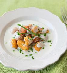 Ñoquis de batata fritos con salsa de gorgonzola