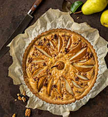 Glutenfreie Birnenwähe mit Gorgonzola und Baumnüssen