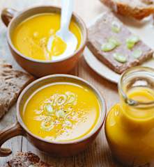 Soupe de butternut aux épices et terrine de campagne sur tartines