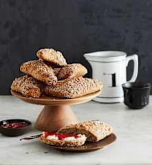 Eckbrötchen mit Sonnenblumenkernen