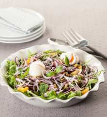 Ensalada de primavera con huevos poché