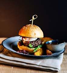 Rindfleisch-Burger mit Ziegenkäse und Zwiebelchutney