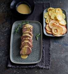 Cielęcina (sous-vide, z osłoną noża miksującego) z chipsami z jabłek i ziemniaków