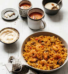 Menú: Gazpacho. Fideuá mixta con ajonesa. Flanes de queso al caramelo.