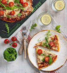 Pizza bezglutenowa z szynką parmeńską i rukolą