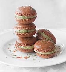 Macarons de tomate con mantequilla de anchoas