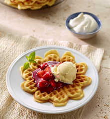 Schmandwaffeln mit roter Grütze