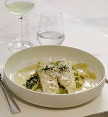 Aiguillettes de saint-pierre aux vapeurs de fenouil, embeurrée de chou vert et châtaigne, beurre blanc à l'absinthe - Eric Robert
