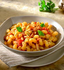 Cavatappi con pomodorini, uvetta e zenzero