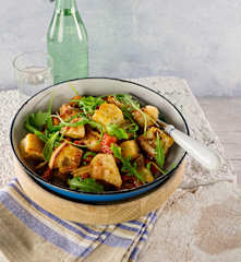 Sałatka pomidorowa z grillowanymi grzankami (Panzanella)