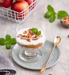 Deser z gotowanych jabłek z orzechami i miodem