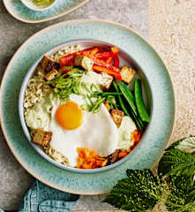 Nudel-Tofu-Bowl mit Spiegelei und Cashewsauce