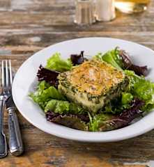 Empadão de bacalhau com puré de aipo e grelos