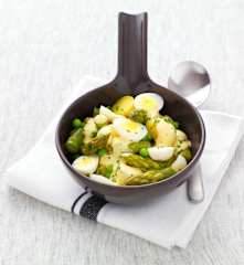 Uova di quaglia, piselli e asparagi con maionese