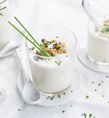 Crema fría de espárragos blancos con berberechos