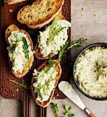 Bruschetta mit Huhn-Rucola-Creme
