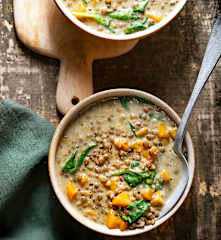 Soupe de lentilles vertes au lait de coco, carottes et épinards