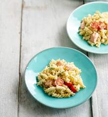 Fusilli com salmão fresco e maionese
