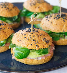 Panecillos integrales de cúrcuma con paté de shiitake, salmón ahumado y aguacate