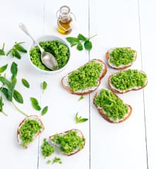 Brusqueta com pasta de requeijão, menta e ervilhas