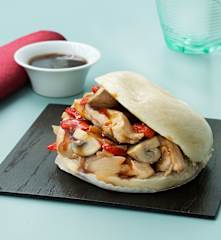 Panes al vapor con pollo teriyaki