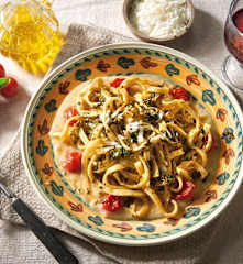 Scialatielli con pesto di cicorie su purea di fave