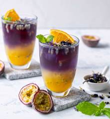 Moktajl z niebieską herbatą i marakują