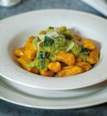 Ñoquis de zanahoria con crema de zapallito italiano