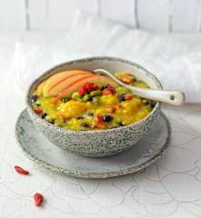 Apfel-Safran-Congee mit Gojibeeren