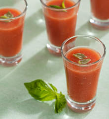 Crema fría de tomate y albahaca