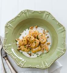 Gnocchi de cenoura com molho de gorgonzola e nozes