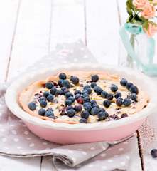 Tarta z jagodami, kremem śmietankowym i migdałami