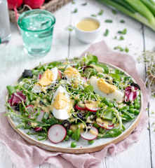 Sałatka z kaszą pęczak, jajkami i rzodkiewką