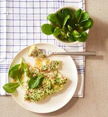 Käse-Schinken-Omelette mit Feldsalat