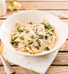 Raviolis de nozes com molho de limão e coentros