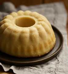 Bolo de cupuaçu com calda de abacaxi