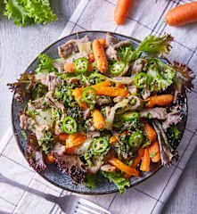 Fajitas de res con verduras salteadas