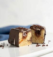 Pastelito de vainilla relleno de mermelada de fresa y crema