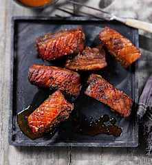 Gegrillter Schweinebauch mit Süß-Sauer-Sauce