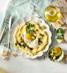 Parmesanpüree mit Spiegeleiern und karamellisiertem Knoblauch